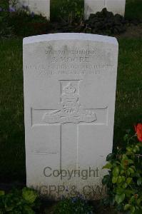Dozinghem Military Cemetery - Moore, J